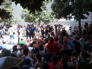 Asamblea pacífica en la Plaza del Carmen